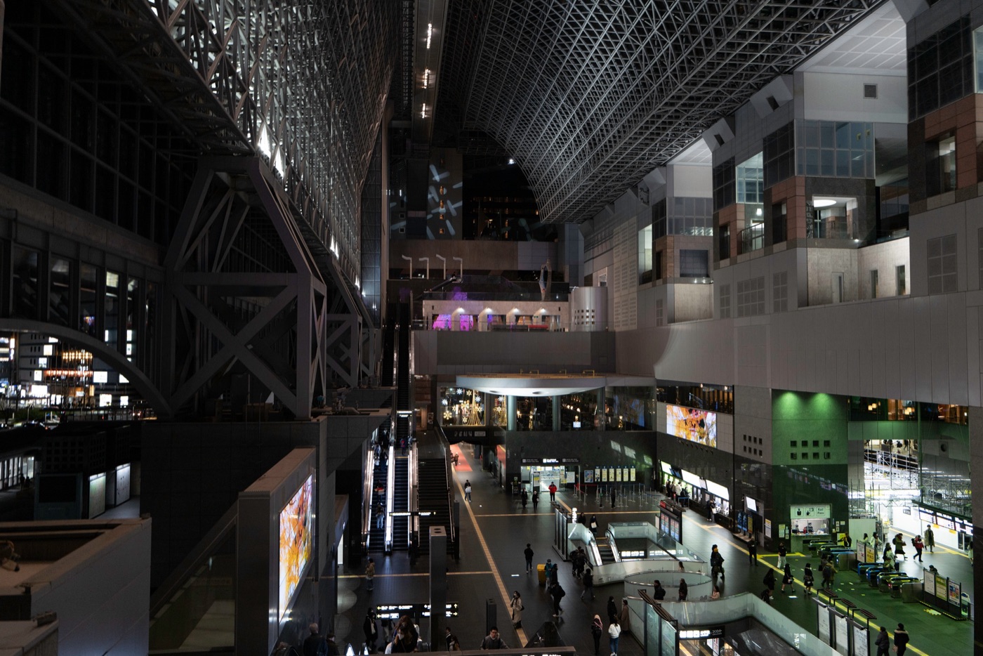 Bahnhof Kyoto: Moderne Architektur und Verkehrsknotenpunkt