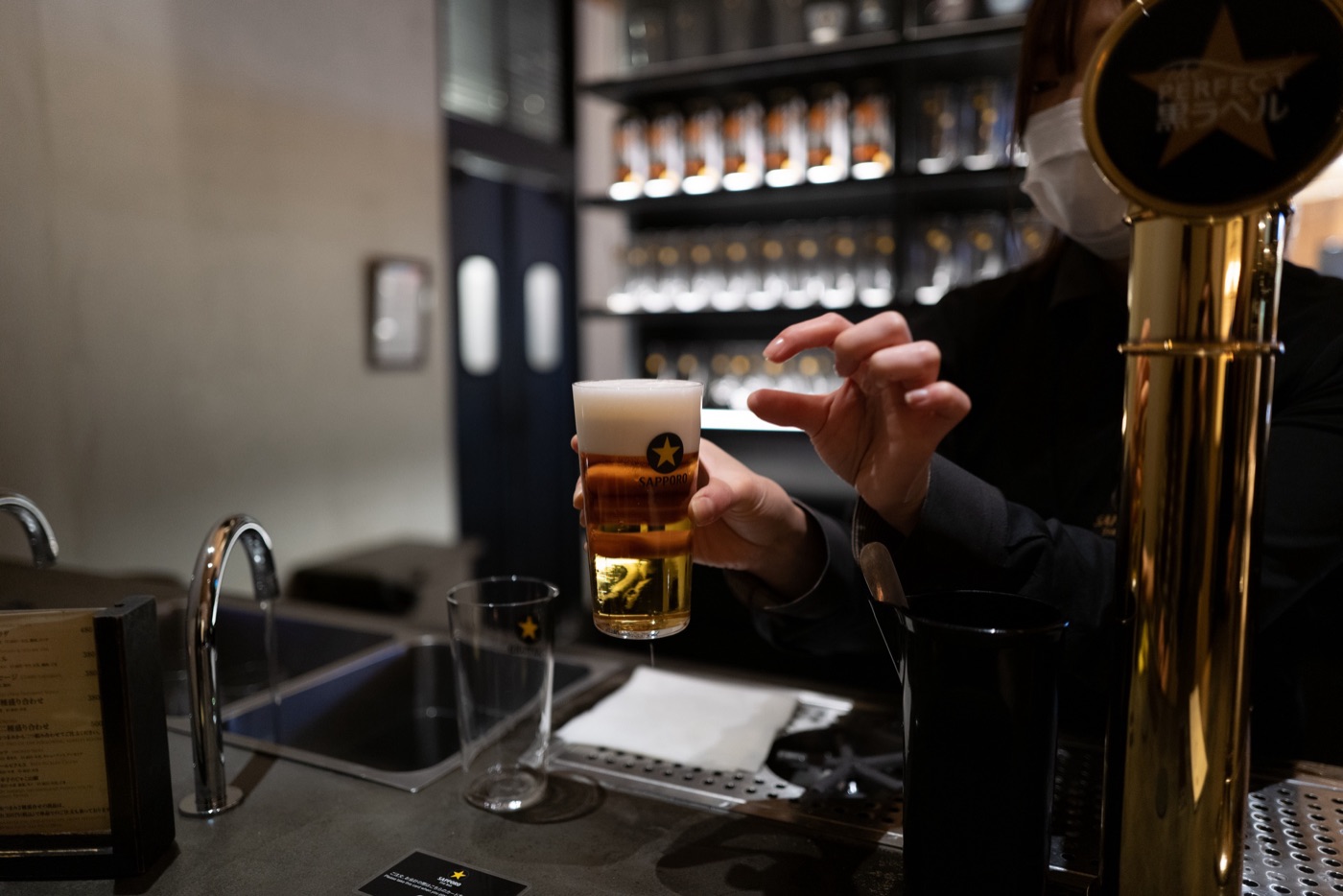 where to drink beer in tokyo ginza sapporo the bar ginza photo 8