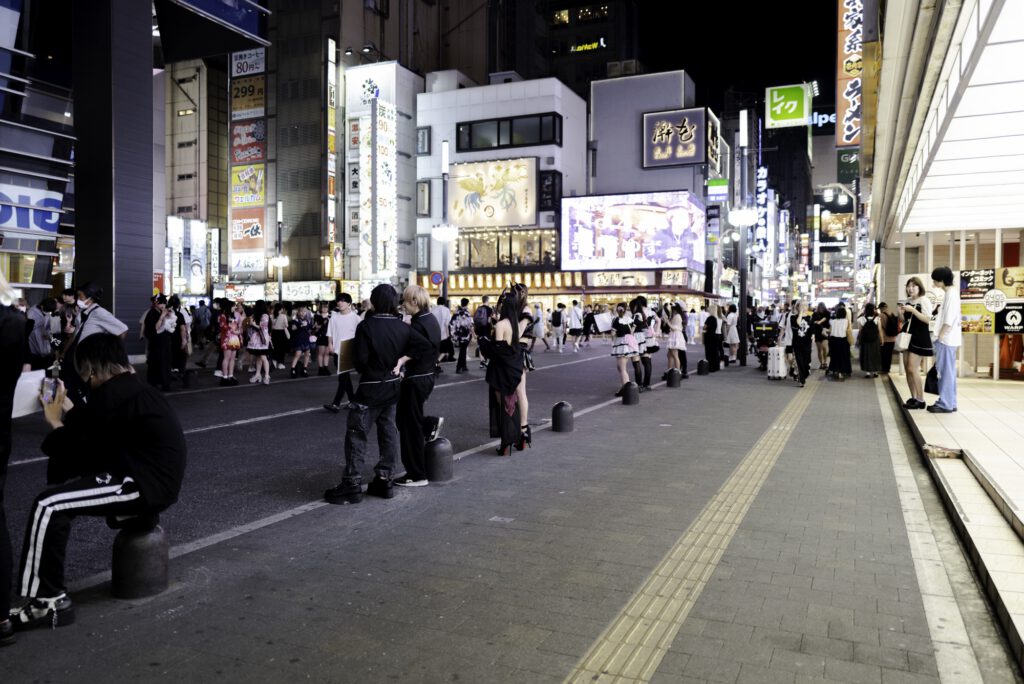 Night view of Kabukicho in Shinjuku, Tokyo, with people and neon signs.